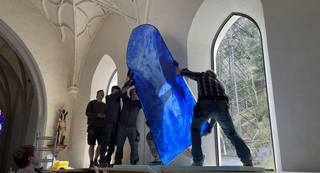 Künstler Herbert Brandl gestaltet neue Glasfenster für Kirche in Osttirol